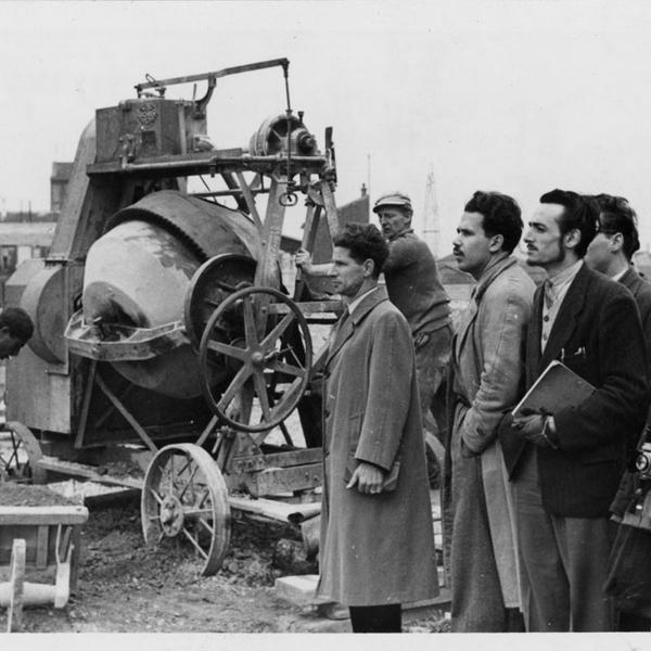François Vitale en compagnie de ses élèves sur un chantier. N.d. (cliché anonyme).