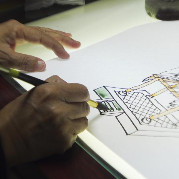 main de Li Chien-Lang en train de dessiner